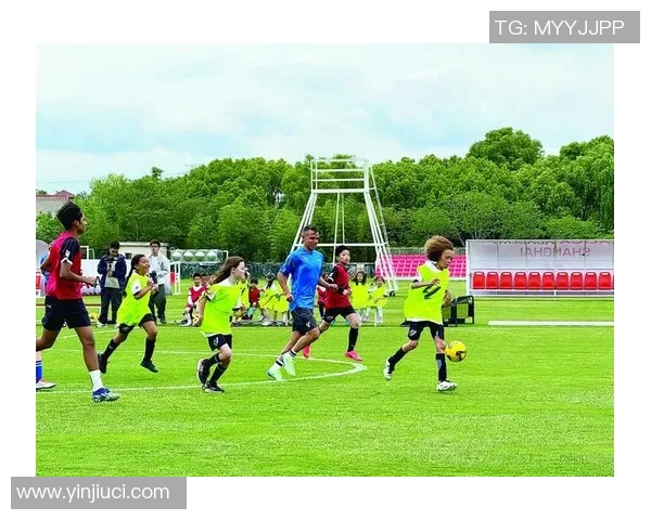 足球明星在绿茵场上的欢乐时刻高清图片分享